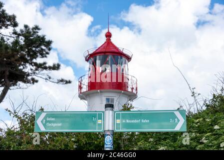 Hiddensee, Germania. 06 giugno 2020. Alla punta meridionale dell'isola di Hiddensee sorge il faro Gellen con il suo cofano rosso. I cartelli indicano agli escursionisti la strada per il promontorio di Gellen, considerato un importante santuario degli uccelli, e per il porto del villaggio di pescatori Neuendorf. Dal 1990 l'isola di Hiddensee fa parte del Parco Nazionale di Vorpommersche Boddenlandschaft. Credit: Fahren/dpa-Zentralbild/ZB/dpa/Alamy Live News Foto Stock