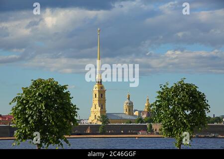 Vista dello skyline della città con le guglie della Cattedrale di Pietro e Paolo sullo sfondo dell'isola di Hare lungo il fiume Neva, San Pietroburgo, Russia. Foto Stock