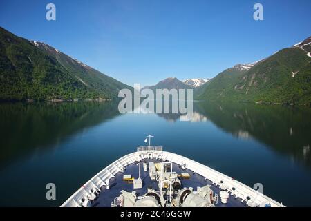 Prua o davanti a una nave mentre naviga lungo il Sognefjord / Sognefjorden, contea di Vestland, Norvegia occidentale. Splendido paesaggio con riflessi fiordi. Foto Stock