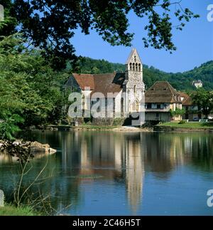 La Chapelle des Penitents sulle rive del fiume Dordogna, Beaulieu-sur-Dordogne, Limousin, Francia Foto Stock