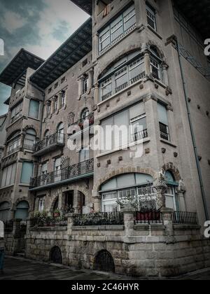 Immagine verticale di un bel palazzo comunale a Solar Plaza in Portugalete Foto Stock