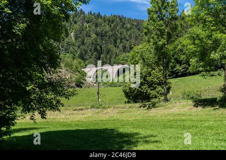 Vista in lontananza di un ponte ferroviario che si estende sulla gola di Ravenna nella Foresta Nera Foto Stock