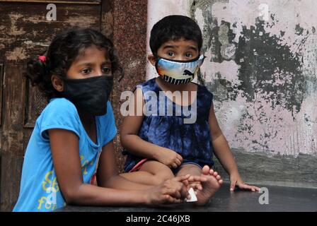 I bambini che indossano maschere protettive sono visti all'interno di una colonia di baraccopoli.il Ministero della Salute dell'Unione domenica ha detto il governo Maharashtra e la Brihanmumbai Municipal Corporation (BMC) sono stati in grado di abbattere efficacemente la covid-19 diffusa a Dharavi, la più grande colonia di baraccopoli dell'Asia. Il BMC ha adottato un modello di monitoraggio attivo di quattro T: Tracing, Tracking, Testing e treating. Una strategia di contenimento efficace, che conduce test completi e garantisce la fornitura ininterrotta di beni e forniture essenziali alla comunità. Foto Stock