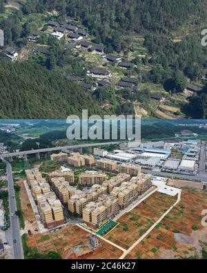 (200624) -- SONGTAO, 24 giugno 2020 (Xinhua) -- la foto di combinazione mostra un ex insediamento montano del Villaggio Huoliano (top, file foto scattata da Long Yuanbin il 29 ottobre 2019); E il sito di reinsediamento Yucasai per i residenti rurali ricollocati (foto in basso, drone scattata da Yang Ying il 17 giugno 2020) nella contea autonoma di Songtao Miao, provincia sudoccidentale di Guizhou. Dal giugno 2019, le autorità locali di Songtao hanno intrapreso varie iniziative per migliorare il tenore di vita dei residenti che si erano dislocati dalle zone montane più povere della contea. Tra questi vi è un migliore servizio pubblico Foto Stock