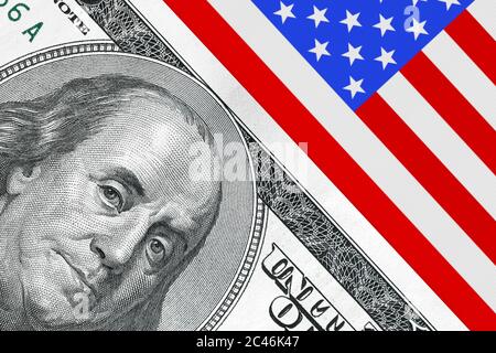 Concetto finanziario americano. Bandiera degli Stati Uniti con un closeup estremo di cento dollari di Bill. Rendering 3d Foto Stock