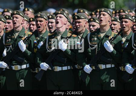 Mosca, Russia. 24 Giugno 2020. I soldati marciano durante la parata militare che segna il 75° anniversario della vittoria nella Grande Guerra Patriottica sulla Piazza Rossa a Mosca, Russia, 24 giugno 2020. Credit: Evgeny Sinitsyn/Xinhua/Alamy Live News Foto Stock