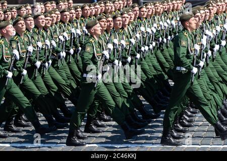 Mosca, Russia. 24 Giugno 2020. I soldati marciano durante la parata militare che segna il 75° anniversario della vittoria nella Grande Guerra Patriottica sulla Piazza Rossa a Mosca, Russia, 24 giugno 2020. Credit: Bai Xueqi/Xinhua/Alamy Live News Foto Stock