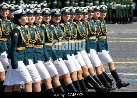 Mosca, Russia. 24 Giugno 2020. I soldati marciano durante la parata militare che segna il 75° anniversario della vittoria nella Grande Guerra Patriottica sulla Piazza Rossa a Mosca, Russia, 24 giugno 2020. Credit: Bai Xueqi/Xinhua/Alamy Live News Foto Stock