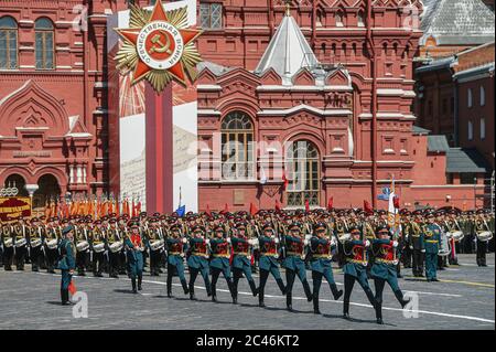 Mosca, Russia. 24 Giugno 2020. I soldati della guardia d'onore nazionale russa marciano durante la parata militare che segnava il 75° anniversario della vittoria nella Grande Guerra Patriottica sulla Piazza Rossa a Mosca, Russia, 24 giugno 2020. Credit: Evgeny Sinitsyn/Xinhua/Alamy Live News Foto Stock