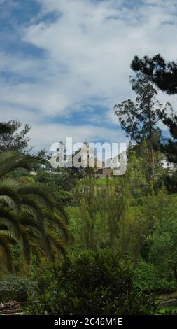 Guapulo, Pichincha / Ecuador - 11 2016 giugno: Cupola del Santuario della Vergine di Guapulo visto dal Parco di Guapulo Foto Stock