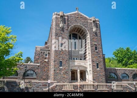 DULUTH, MN/USA - 19 GIUGNO 2020: Cappella della Madonna della Pace e Biblioteca del Collegio al Collegio di Santa Scolastica. Foto Stock