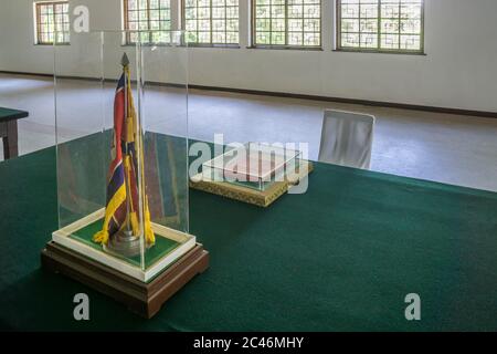 Il Museo della Pace della Corea del Nord, l'accordo armistizio con la bandiera delle Nazioni Unite in un caso di esposizione, Panmunjom, Corea del Nord Foto Stock