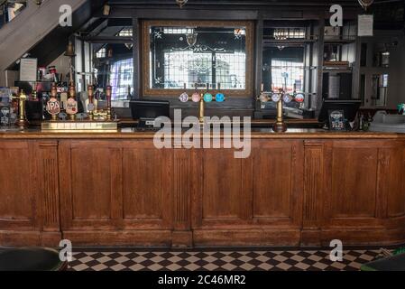 Londra, Regno Unito. 24 Giugno 2020. Photo taken on June 24, 2020 mostra un pub chiuso a Londra, Gran Bretagna. Il primo ministro britannico Boris Johnson ha detto martedì che l'attuale regola di distanziamento sociale di 2 metri sarà allentata dal 4 luglio a '1 metro più' in Inghilterra in modo da facilitare ulteriormente il blocco del coronavirus. Credit: Ray Tang/Xinhua/Alamy Live News Foto Stock