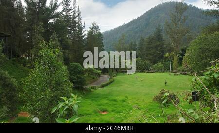 Guapulo, Pichincha / Ecuador - Giugno 11 2016: Coppia che gioca nel Parco di Guapulo vicino alla città di Quito Foto Stock