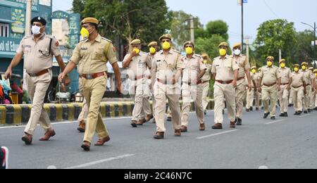 Beawar, Rajasthan, India, 24 giugno 2020: Il personale della polizia conduce una marcia di bandiera per diffondere la consapevolezza sulla pandemia di coronavirus, in mezzo al blocco in corso a livello nazionale COVID-19, a Beawar. Credit: Sumit Saraswat/Alamy Live News Foto Stock