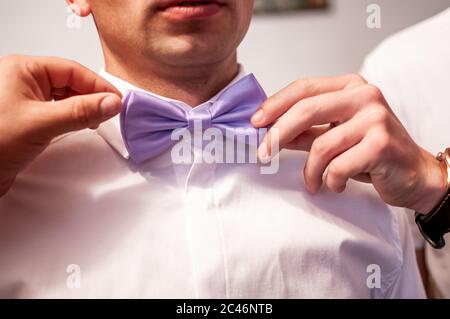 Viscere violette che si indossano sul collo della costola Foto Stock