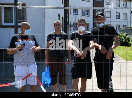 (200624) -- GUETERSLOH, 24 giugno 2020 (Xinhua) -- i dipendenti di Toennies sono sottoposti a quarantena nella loro zona residenziale a Guetersloh, Germania, 24 giugno 2020. A seguito di un focolaio della COVID-19 nella più grande azienda tedesca di lavorazione della carne Toennies, la vita pubblica nel distretto di Guetersloh e nel suo vicino distretto di Warendorf sarebbe stata nuovamente severamente limitata, ha annunciato il ministro della sanità della Renania Settentrionale-Vestfalia (NRW) martedì. Più di 1,550 dipendenti di Toennies sono stati infettati con COVID-19, secondo i funzionari della città. Circa 7,000 dipendenti dell'azienda dovevano subire Foto Stock