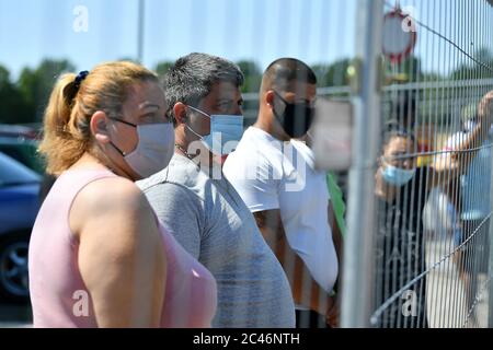 (200624) -- GUETERSLOH, 24 giugno 2020 (Xinhua) -- i dipendenti di Toennies sono sottoposti a quarantena nella loro zona residenziale a Guetersloh, Germania, 24 giugno 2020. A seguito di un focolaio della COVID-19 nella più grande azienda tedesca di lavorazione della carne Toennies, la vita pubblica nel distretto di Guetersloh e nel suo vicino distretto di Warendorf sarebbe stata nuovamente severamente limitata, ha annunciato il ministro della sanità della Renania Settentrionale-Vestfalia (NRW) martedì. Più di 1,550 dipendenti di Toennies sono stati infettati con COVID-19, secondo i funzionari della città. Circa 7,000 dipendenti dell'azienda dovevano subire Foto Stock