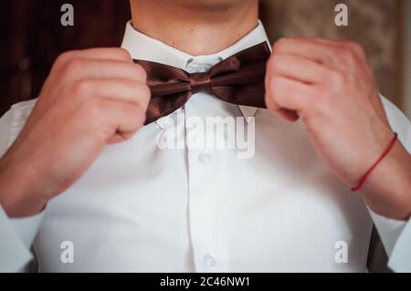 Cravatta rossa scura sul collo del costone Foto Stock