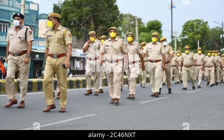 Beawar, Rajasthan, India, 24 giugno 2020: Il personale della polizia conduce una marcia di bandiera per diffondere la consapevolezza sulla pandemia di coronavirus, in mezzo al blocco in corso a livello nazionale COVID-19, a Beawar. Credit: Sumit Saraswat/Alamy Live News Foto Stock