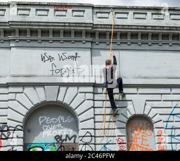 Seattle, WA, USA, 6/16/2020 Chaz/ Chop zone, uomo che sale sull'edificio nel Cal Anderson Park Foto Stock