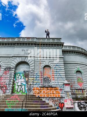 Seattle, WA, USA, 6/16/2020 Chaz/ Chop zone, uomo che sale sull'edificio nel Cal Anderson Park Foto Stock