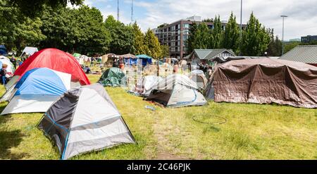 Seattle, WA, USA, 6/16/2020 Chaz/zona di Chop, tende allestite nel Cal Anderson Park Foto Stock