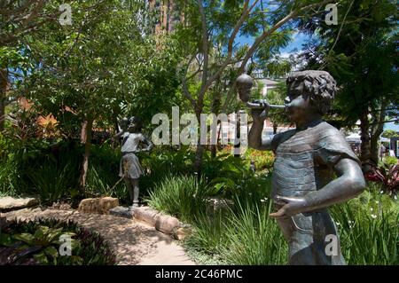Splendide statue in lega per bambini situate nel West Village Park, nell'eclettico quartiere della zona del West End di Brisbane, Australia. Queste statue sono create Foto Stock