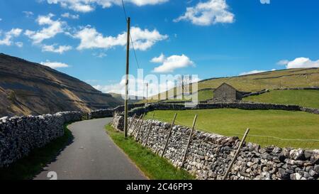 La ripida salita di Brootes Lane si dirige dallo splendido paesaggio di Littondale fino alla splendida Malham Moor, Yorkshire Dales, Regno Unito Foto Stock