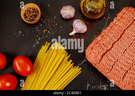 Carne macinata, spaghetti, aglio, pomodoro e olio d'oliva. Cucina italiana Foto Stock