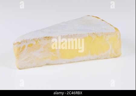 Pezzo triangolare di crema di brie isolato su sfondo bianco. Foto Stock
