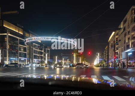 Dubai City Walk di notte, una bella zona residenziale e turistica all'aperto attrazione | design moderno Foto Stock