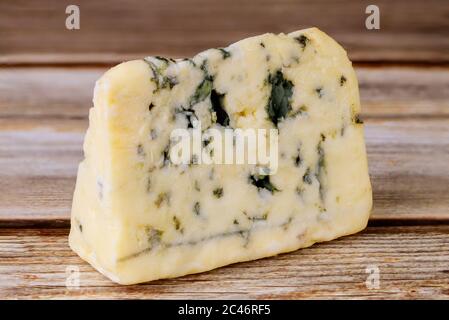 Stagionatura del formaggio blu di palafitte inglese su sfondo di legno. Foto Stock