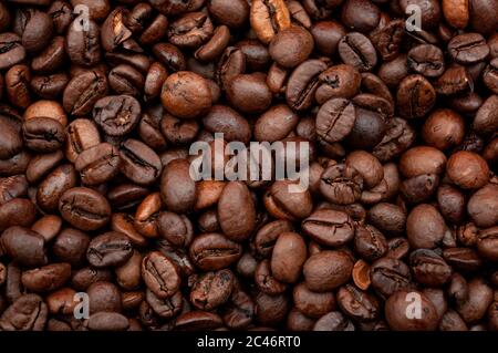 Energy stimulant e Smooth java Concept con foto full frame di sfondi di caffè in grani impilati Foto Stock