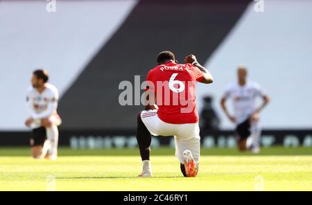 Paul Poggiba di Manchester United prende un ginocchio a sostegno del movimento Black Lives Matter prima della partita della Premier League a Old Trafford, Manchester. Foto Stock