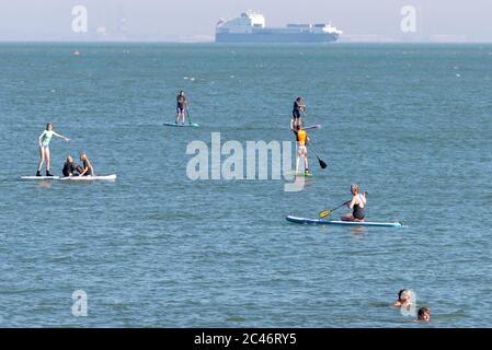 Chalkwell, Southend on Sea, Essex, Regno Unito. 24 Giu 2020. Con le previsioni di anno le temperature record le persone si dirigono verso il lungomare per raffreddarsi, durante il periodo COVID-19 Coronavirus Stay Alert. A Chalkwell, a ovest di Southend on Sea, la riva dell'estuario del Tamigi è affollata di paddle boarder e nuotatori Foto Stock