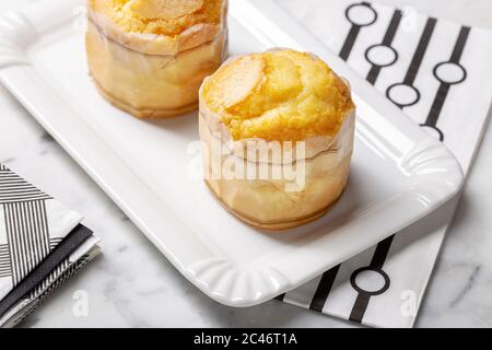 Muffin di riso su vassoio pasticceria tradizionale portoghese chiamata Bolo de arooz Foto Stock