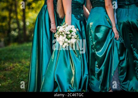 Mazzo di fiori in mano alla bridesmaid Foto Stock