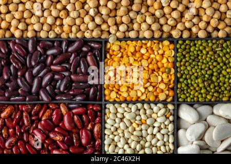 Sfondo di grani e fagioli assortiti in sezioni Foto Stock