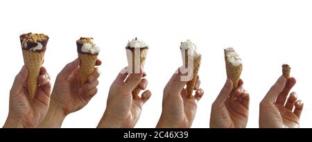 Sequenza di un gelato che viene mangiato passo dopo passo. Mano dell'uomo che tiene un cono gelato alla vaniglia ricoperto di cioccolato con arachidi su sfondo bianco Foto Stock