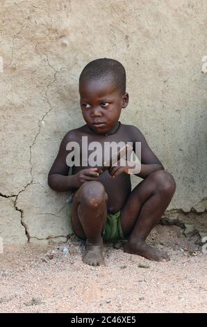 KAMANJAB, NAMIBIA - 1 FEBBRAIO 2016: Piccolo ragazzo di Himba non identificato mostrato nel villaggio della tribù di himba Foto Stock