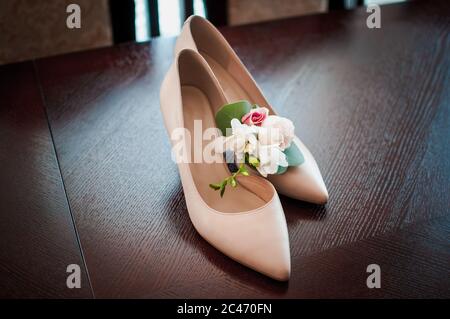 Scarpe alte da donna con fiori all'interno Foto Stock