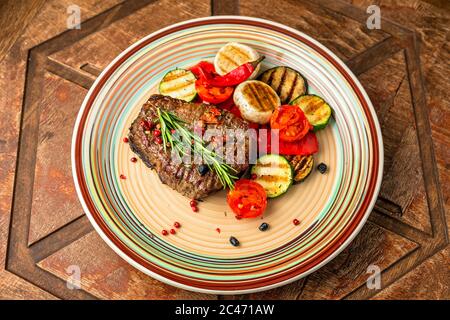 Bistecca con verdure alla griglia Foto Stock