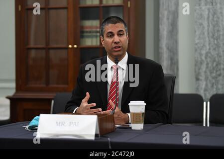 Washington, Stati Uniti d'America. 24 Giugno 2020. Ajit Pai, Presidente della Commissione federale delle comunicazioni, testimonia durante un'audizione del Comitato del Senato degli Stati Uniti per il commercio, la scienza e la vigilanza sui trasporti per esaminare la Commissione federale delle comunicazioni a Washington, DC il 24 giugno 2020. Credit: Jonathan Newton/Pool via CNP/Pool via CNP | Usage worldwide Credit: dpa/Alamy Live News Foto Stock