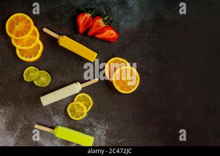 Bar di gelato alla frutta con frutta fresca su sfondo nero. Vista dall'alto Foto Stock