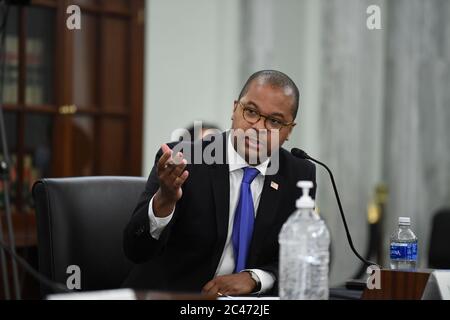 Washington, Stati Uniti d'America. 24 Giugno 2020. Geoffrey Starks, un commissario FCC, ha testimoniato durante un'audizione del Senato degli Stati Uniti su Commercio, Scienza e Trasporti per esaminare la Federal Communications Commission a Washington, DC il 24 giugno 2020. Credit: Jonathan Newton/Pool via CNP/Pool via CNP | Usage worldwide Credit: dpa/Alamy Live News Foto Stock