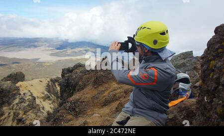 Parque Nacional Cotopaxi, Cotopaxi / Ecuador - 2 agosto 2017: Scalatore maschile che scatta foto del paesaggio dalla cima del vulcano Ruminahui all'interno Foto Stock