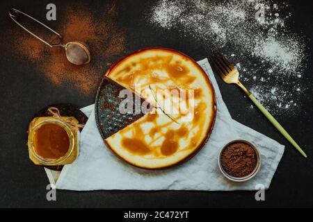 Una foto orizzontale di torta di ricotta alla vaniglia e al cioccolato con condimento al caramello salato Foto Stock