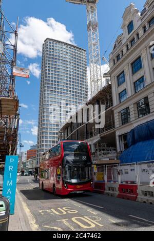 Vista sulla strada di Centre Point nel centro di Londra. È storicamente notevole per essere il primo grattacielo della Gran Bretagna. Foto Stock