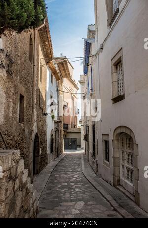 Immagine verticale di una strada stretta tra case in pietra Foto Stock